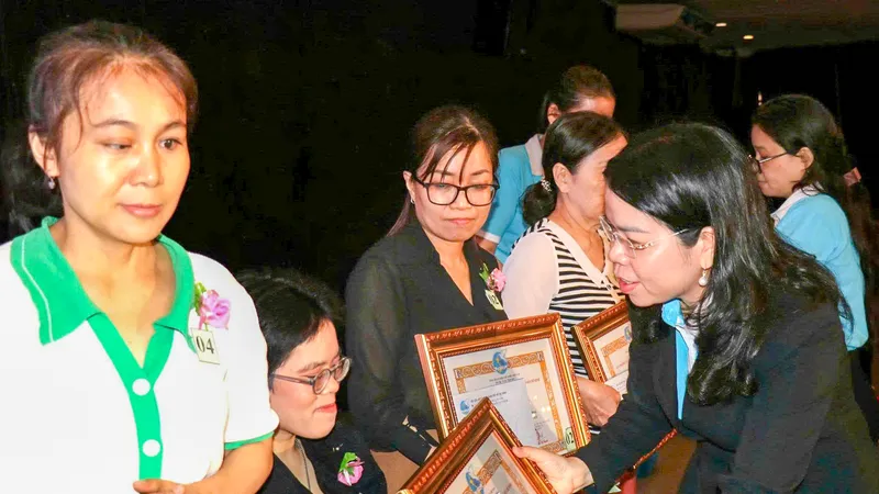 Trao bằng khen tuyên dương gương phụ nữ khuyết tật tiêu biểu