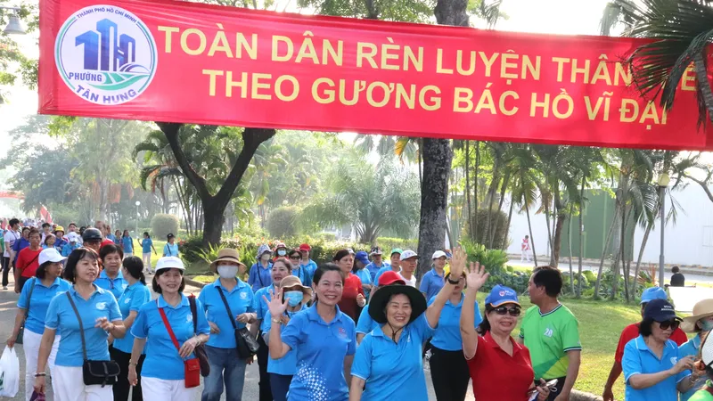 Người dân và cán bộ công chức phường Tân Hưng tham gia Ngày chạy Olympic vì sức khỏe toàn dân năm 2026. Ảnh: THÁI PHƯƠNG