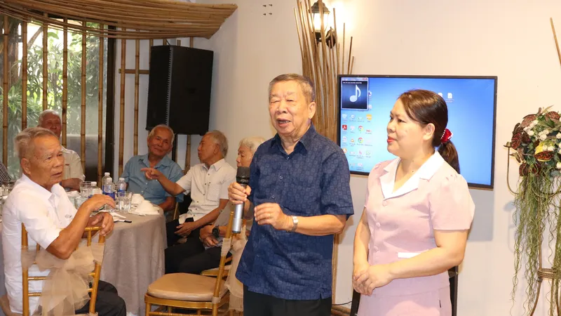 Cựu tù chính trị Côn Đảo chia sẻ kỷ niệm với đồng đội trong ngày họp mặt