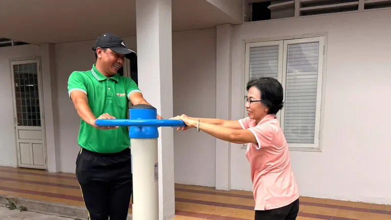 Người dân đến tập luyện thể thao tại 164 Nguyễn Đình Chính (phường Phú Nhuận)