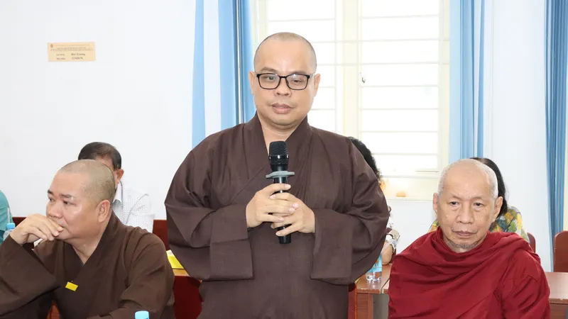 Vị đại diện một cơ sở Phật giáo tại phường Bàn Cờ trao đổi tại buổi họp mặt
