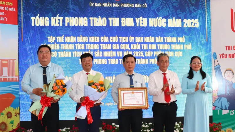 Tập thể UBND phường Bàn Cờ nhận Bằng khen của UBND TPHCM