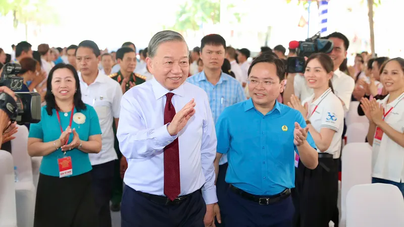 Tổng Bí thư, Chủ tịch nước Tô Lâm cùng đoàn công tác đến thăm công nhân tại TPHCM. Ảnh: HOÀNG TRIỂU