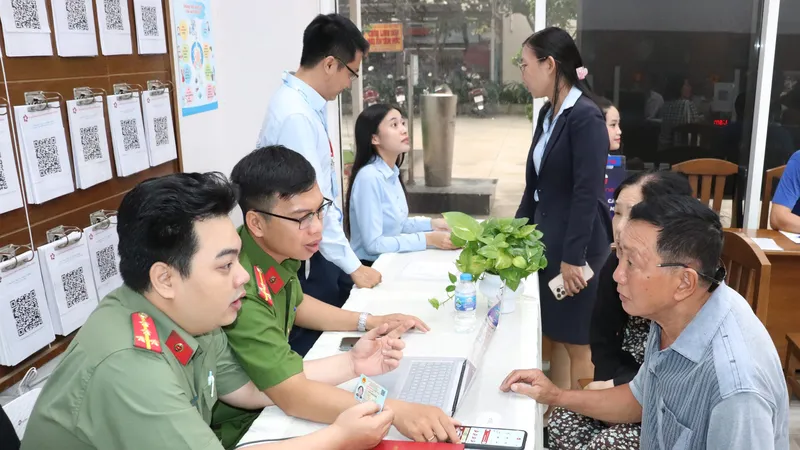 Cán bộ phường Xóm Chiếu hướng dẫn người dân kích hoạt tài khoản định danh điện tử mức độ 2;