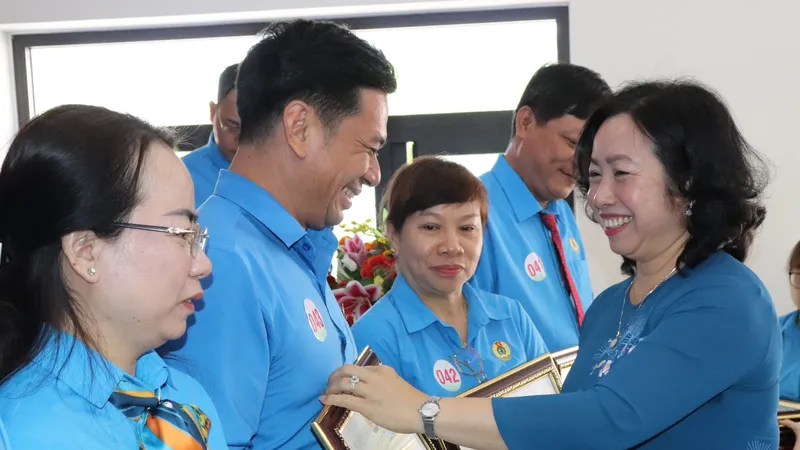 Phó Chủ tịch Thường trực Tổng LĐLĐ Việt Nam Thái Thu Xương trao bằng khen đến tập thể, cá nhân