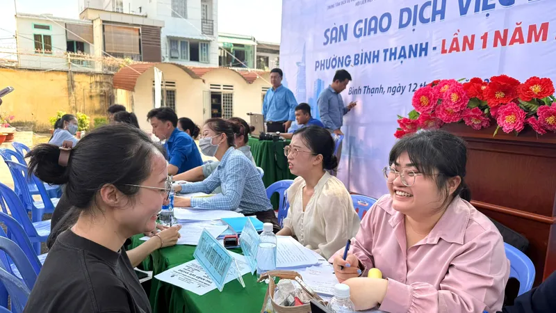 Người lao động và doanh nghiệp gặp nhau tại sàn giao dịch việc làm được tổ chức ngay tại sân UBND phường Bình Thạnh (số 6 Phan Đăng Lưu)
