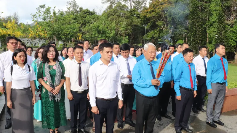 Đoàn dâng hương tưởng niệm các Anh hùng liệt sĩ tại Nghĩa trang Hàng Dương