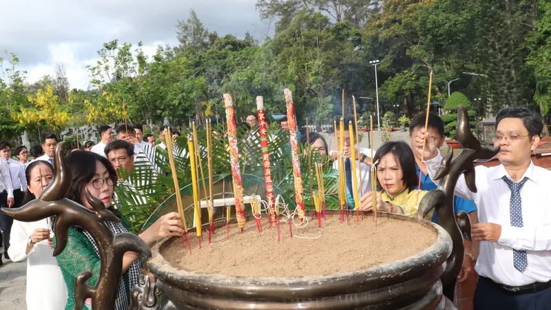 Công nhân, lao động ưu tú TPHCM dâng hương tại Nghĩa trang Hàng Dương