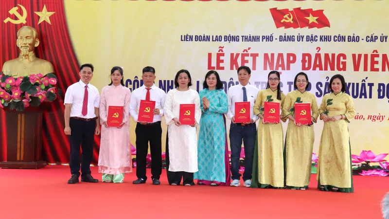 Trao quyết định kết nạp đảng viên đến những công nhân ưu tú