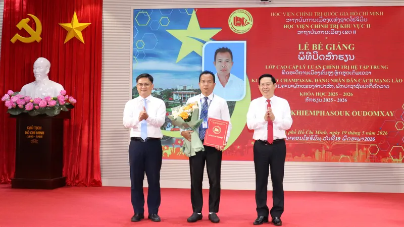 Đồng chí Nguyễn Mạnh Cường và đồng chí Nguyễn Tấn Vinh trao bằng tốt nghiệp đến học viên tham gia lớp học
