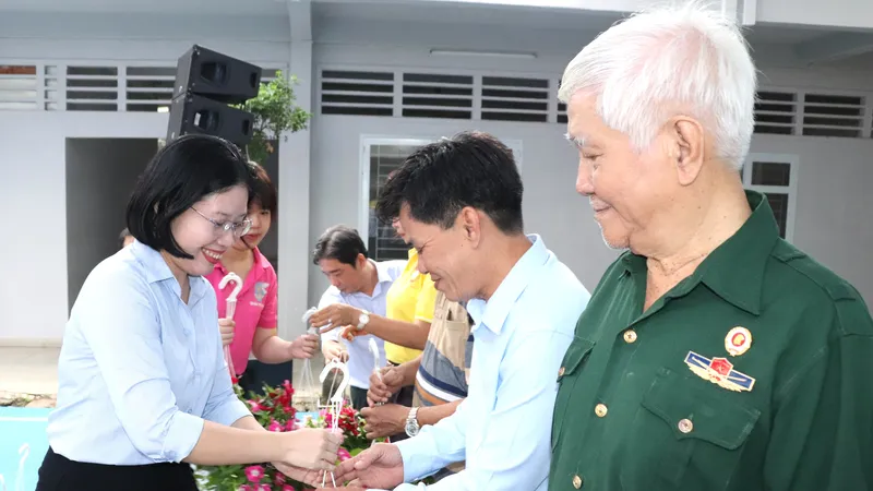 Trao tặng cây xanh đến người dân các khu phố