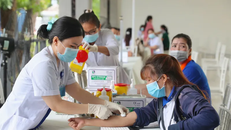 Nữ công nhân được khám sức khỏe tại chương trình. Ảnh: HOÀNG TRIỀU