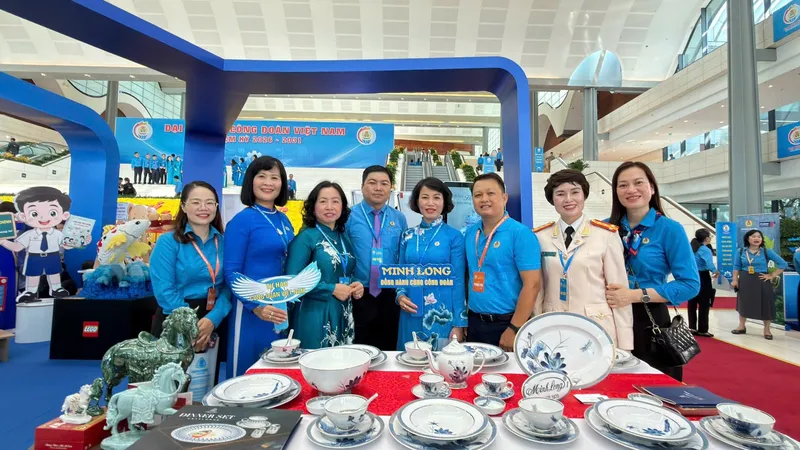 Đại biểu tham quan các gian hàng trưng bày sản phẩm, sáng kiến tiêu biểu của người lao động