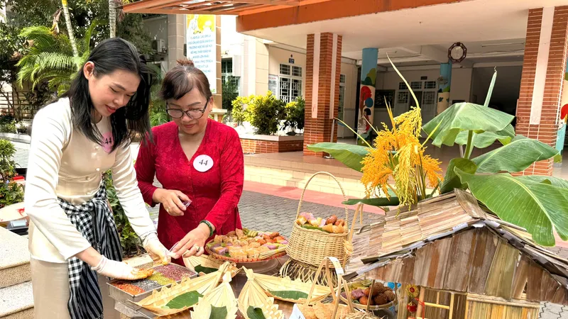 Tham gia làm xôi vị ngũ sắc tại hội thi