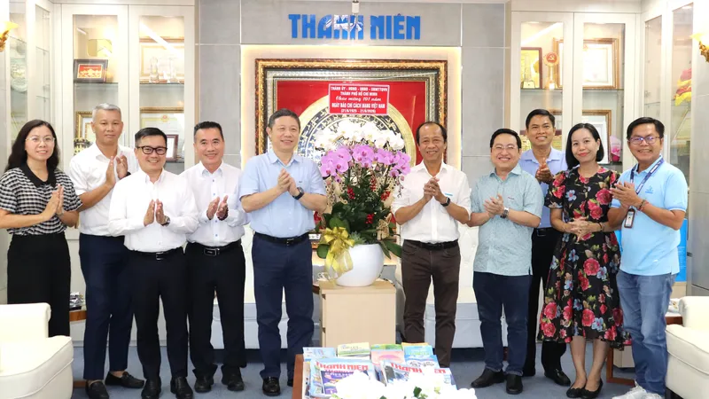 Trưởng Ban Tuyên giáo và Dân vận Thành ủy TPHCM Dương Anh Đức thăm Báo Thanh Niên. Ảnh: THÁI PHƯƠNG