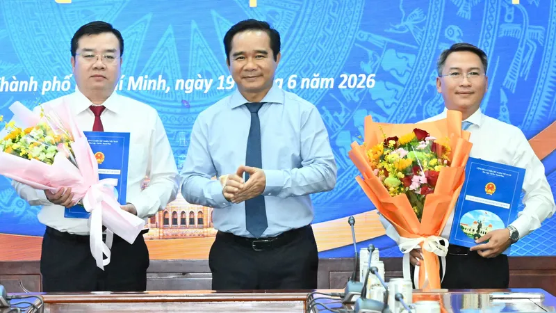 Đồng chí Nguyễn Văn Được trao quyết định tiếp nhận, bổ nhiệm đồng chí Nguyễn Tấn Phát và quyết định điều động đồng chí Nguyễn Văn Đồng. Ảnh: VIỆT DŨNG