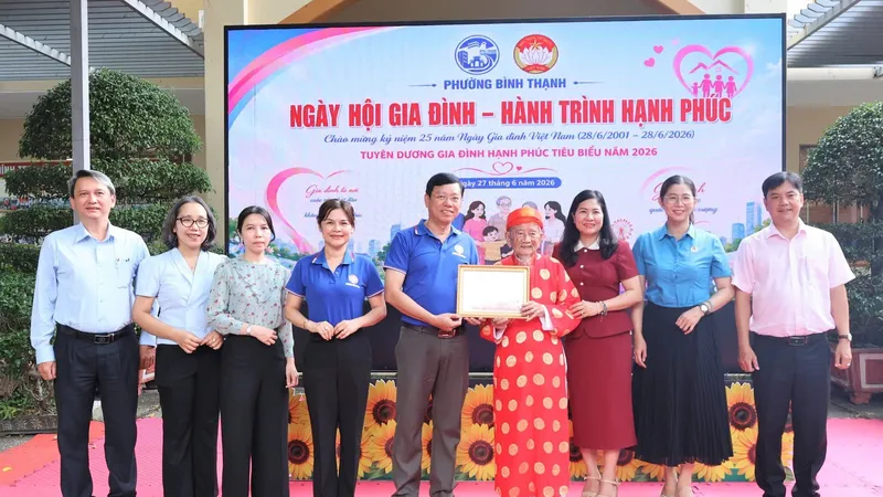 Lãnh đạo phường Bình Thạnh trao bằng tuyên dương gia đình cụ Nguyễn Đình Tư 106 tuổi