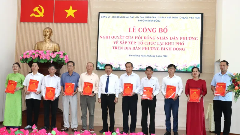 Bí thư Đảng ủy, Chủ tịch HĐND phường Bình Đông Võ Thành Khả trao quyết định đến cán bộ khu phố mới sau sắp xếp