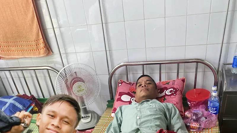 Nam sinh viên bươn chải kiếm tiền nuôi cha bệnh nặng