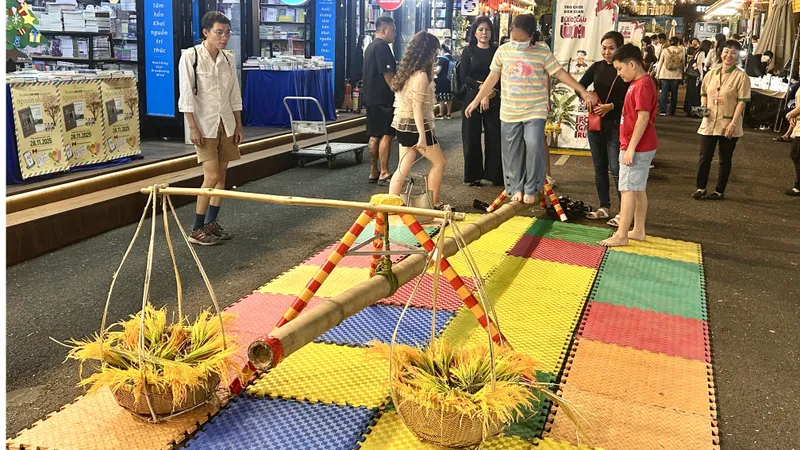 Đường sách TPHCM: Đánh thức tiềm năng về đêm