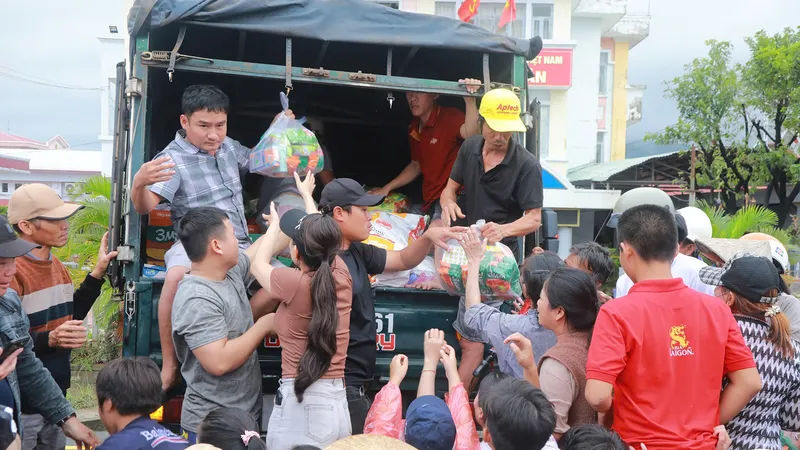 Cùng người dân vùng mưa lũ vượt khó