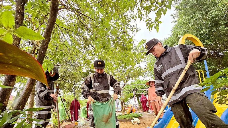 Chung tay đưa cuộc sống đồng bào vùng lũ trở lại bình thường