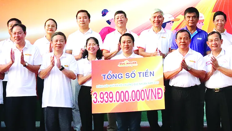 Hơn 1.000 người đi bộ gây quỹ chăm lo người khó khăn