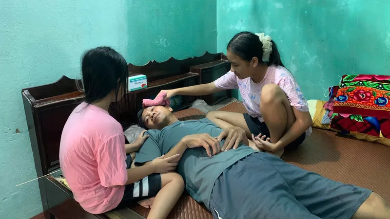 Cha bị ung thư, 2 con có nguy cơ nghỉ học