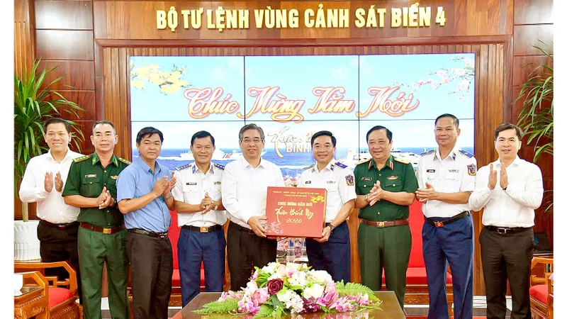 Lãnh đạo Trung ương, TPHCM thăm, chúc tết các cá nhân, đơn vị