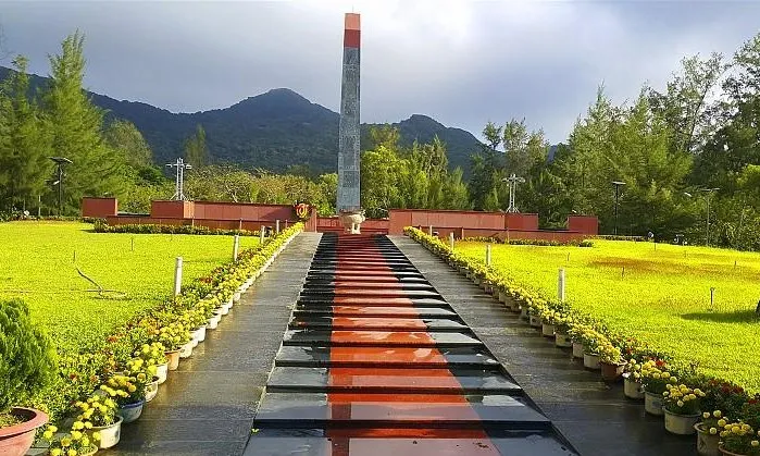 Bước chân công nhân theo Đảng