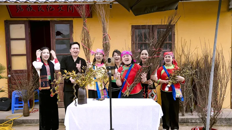 Cận tết, tiểu thương tìm đường lên “chợ số”