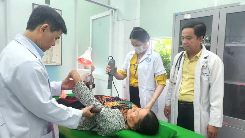 Y học cổ truyền thu hút người bệnh đến trạm y tế