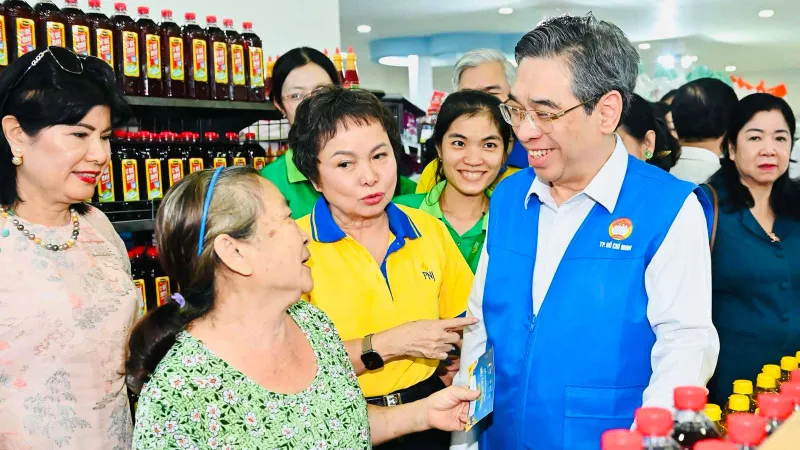 Cầu nối giữa chính sách và lòng dân