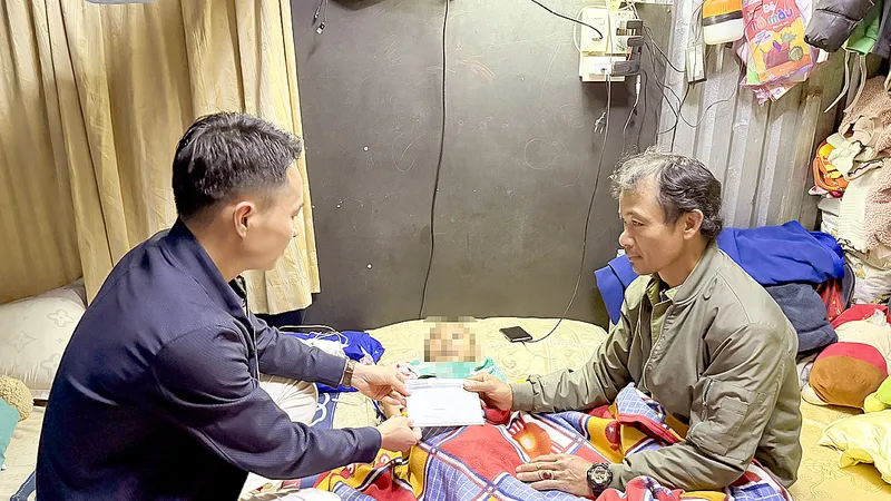 Báo SGGP trao tiền bạn đọc hỗ trợ hoàn cảnh khó khăn