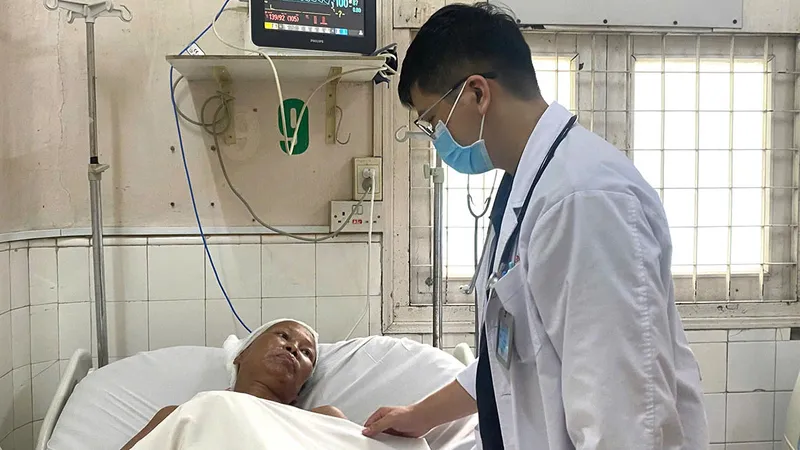 Người phụ nữ nhặt ve chai cùng cực vì viêm màng não