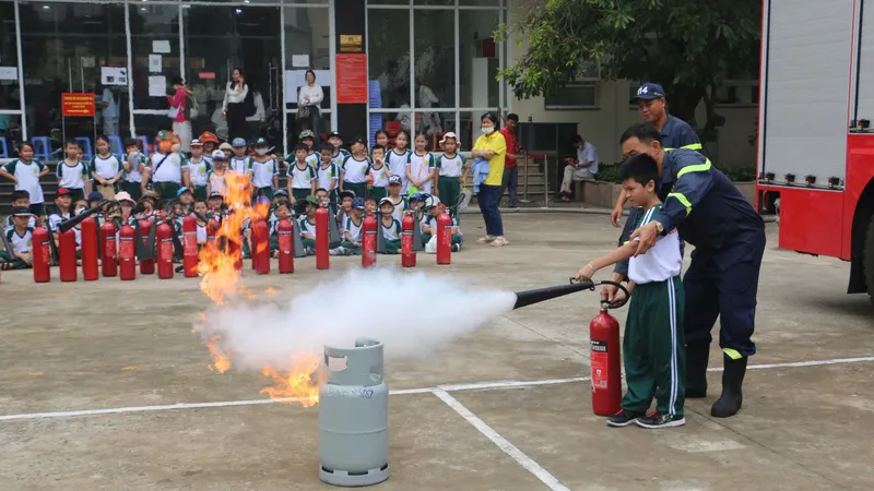 Hàng trăm học sinh trải nghiệm, thực hành phòng cháy chữa cháy
