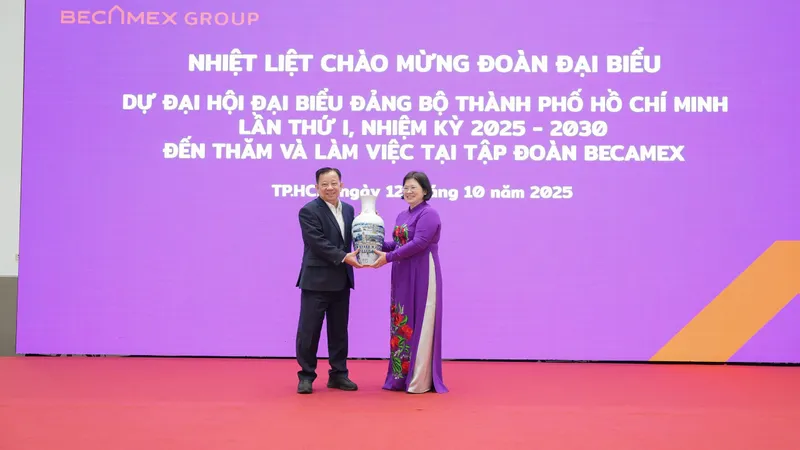 Đoàn đại biểu Đại hội Đảng bộ TPHCM lần thứ I đi tham quan thực tế