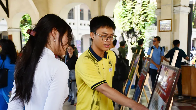 Các em học sinh Trường THPT chuyên Lê Hồng Phong cùng chia sẻ các thủ đoạn của tội phạm trên mạng tại pano tuyên truyền trong khuôn viên trường