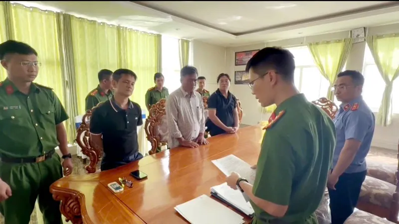 Cơ quan Cảnh sát điều tra Công an TPHCM tống đạt các quyết định đối với các bị can