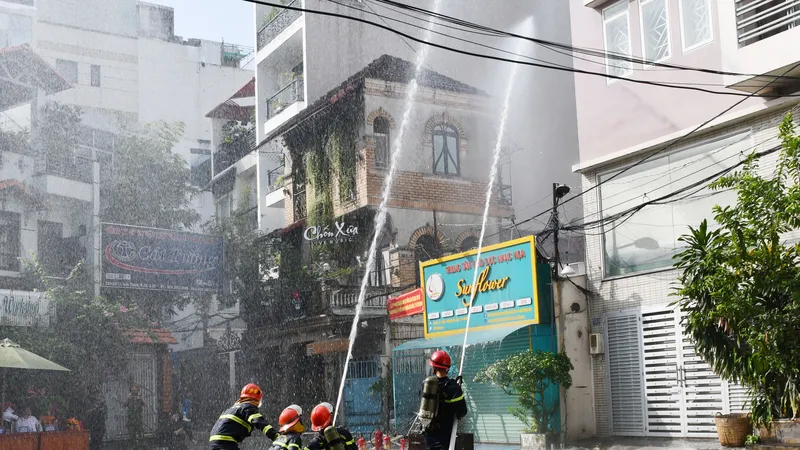 Gần 150 người diễn tập chữa cháy và cứu nạn tại khu dân cư