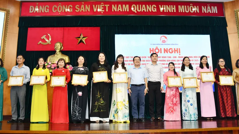 Đại diện lãnh đạo UBND phường Diên Hồng (TPHCM) trao giấy khen cho các tập thể và cá nhân