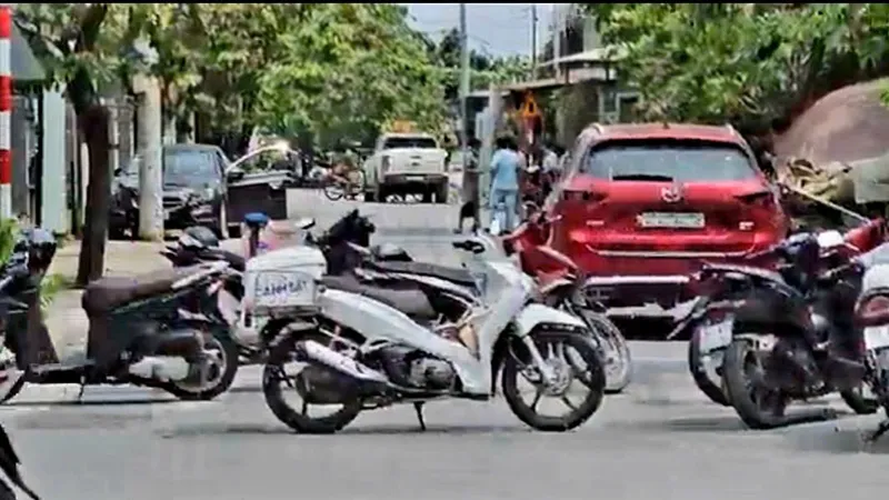 Lực lượng chức năng phong tỏa hiện trường điều tra vụ việc