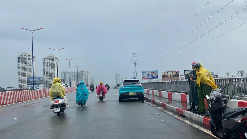 Người đàn ông nhảy xuống sông Sài Gòn, nghi tự gây thương tích trước đó