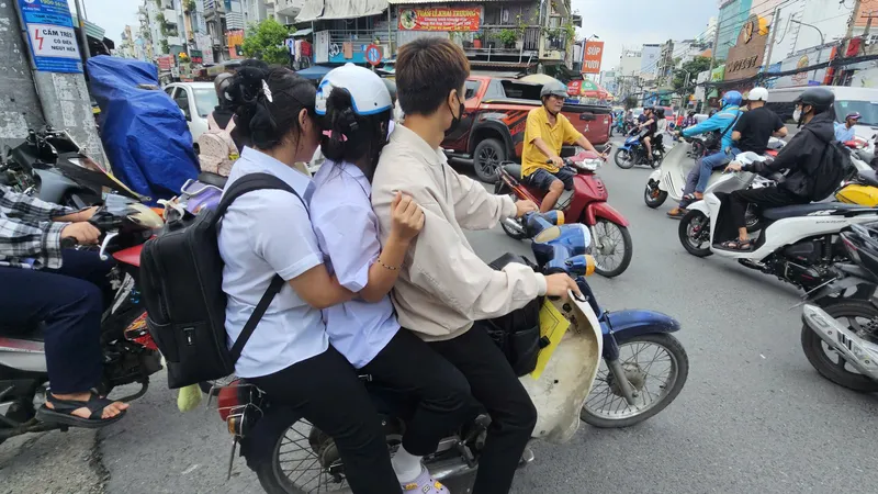 Nhiều học sinh chở 3 trên xe gắn máy không đội mũ bảo hiểm