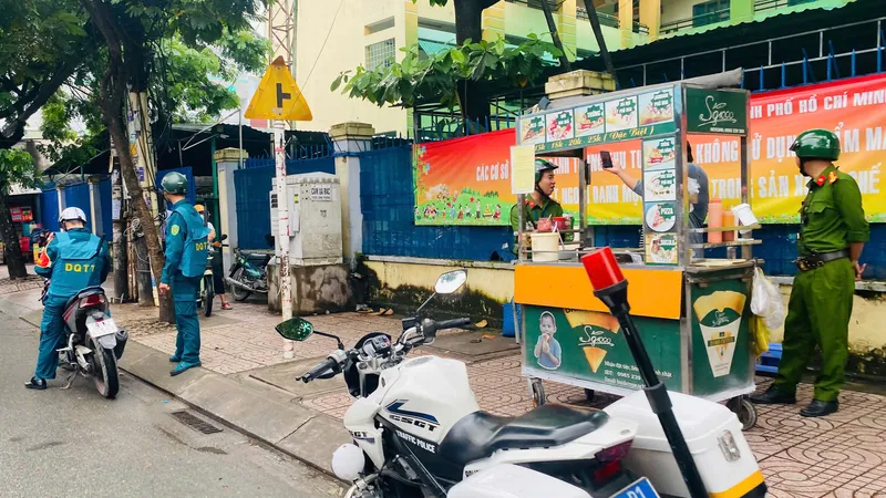 Lực lượng chức năng tuyên truyền, nhắc nhở một trường hợp không được bán hàng trên vỉa hè