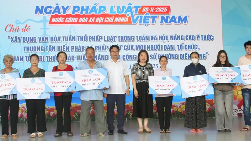 Phường Diên Hồng trao thẻ bảo hiểm y tế đến gia đình có hoàn cảnh khó khăn trên địa bàn phường