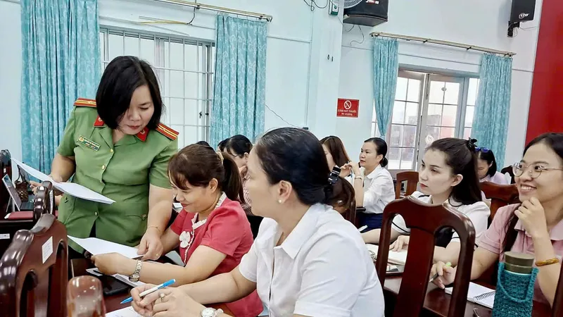 Cán bộ Công an TPHCM phát tài liệu tập huấn công tác bảo vệ bí mật nhà nước cho cán bộ, công chức, viên chức phường Tam Thắng