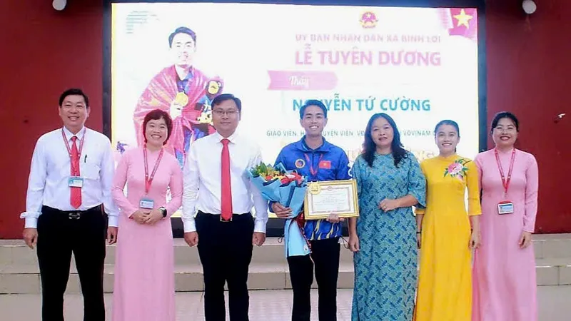 Lãnh đạo UBND xã Bình Lợi chúc mừng thầy Nguyễn Tứ Cường