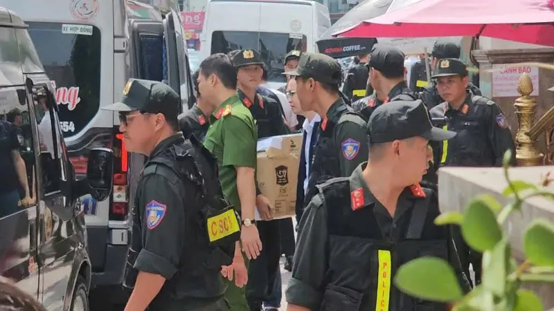 Lực lượng chức năng đưa nhiều thùng tài liệu đã niêm phong lên xe chở đi