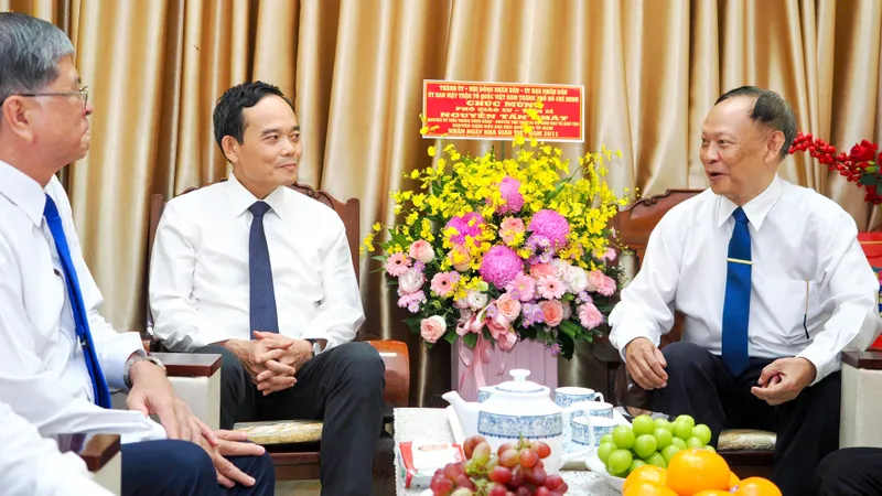 Bí thư Thành ủy TPHCM Trần Lưu Quang thăm gia đình GS-TS Nguyễn Tấn Phát
